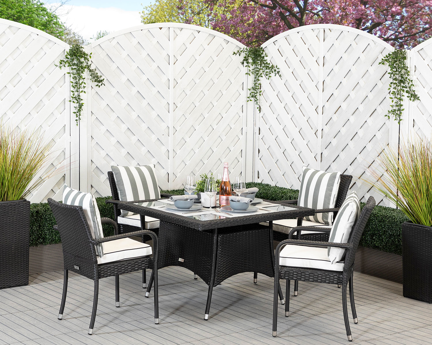 4 Seat Rattan Garden Dining Set With Square Dining Table in Black