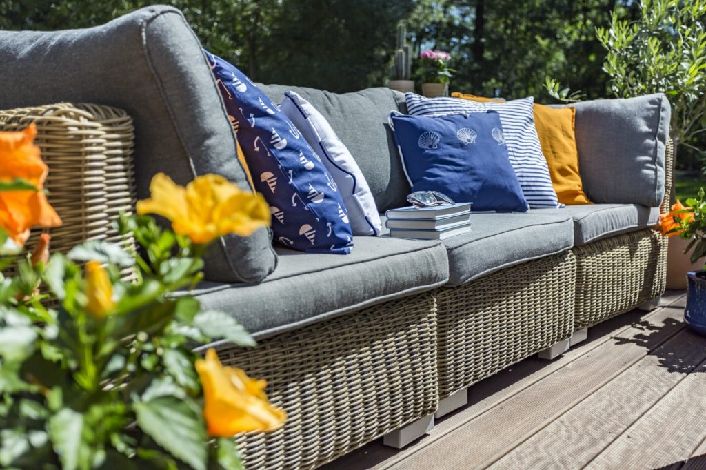 Gig garden sofa with pillows